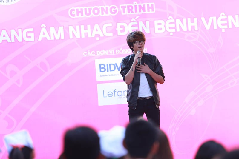 Mới đây, ca sĩ Bùi Anh Tuấn đã tham gia chương trình "Mang âm nhạc đến bệnh viện" tại bệnh viện Nhân dân 115, số 527 Sư Vạn Hạnh, phường 12, quận 10, TPHCM. Đây là chương trình từ thiện nhằm mục đích mang những phần quà âm nhạc đặc biệt đến với bệnh nhân, những người không có điều kiện ra sân khấu để theo dõi chương trình.